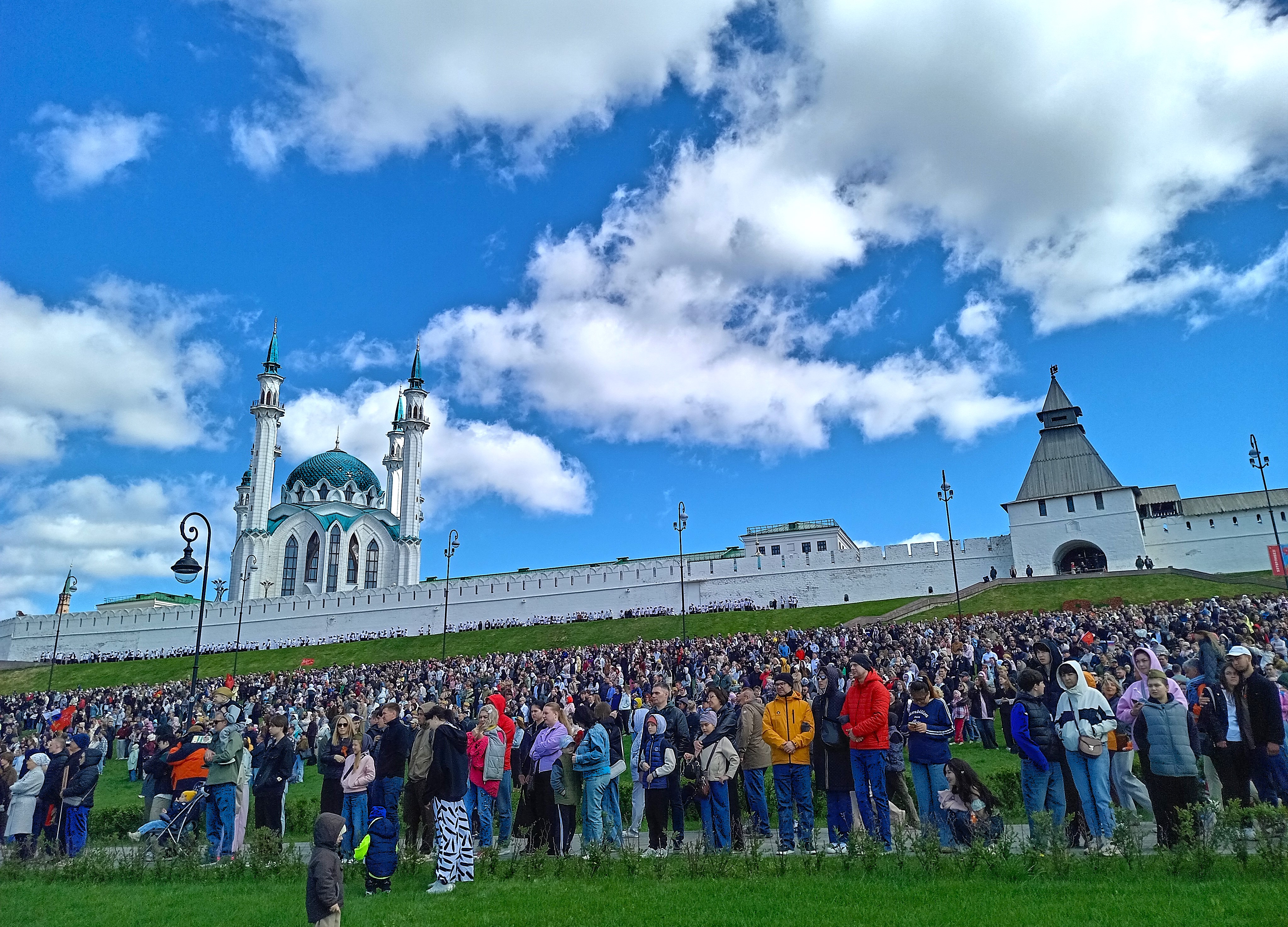 Первыми цветочную композицию смогли оценить горожане и гости столицы РТ, пришедшие посмотреть на парад Победы. Фото: Ольга Иванычева